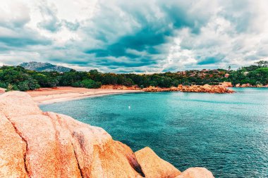 İtalya 'nın Sardunya Adası' ndaki Akdeniz 'in Mavi Suları' ndaki Capriccioli Sahili