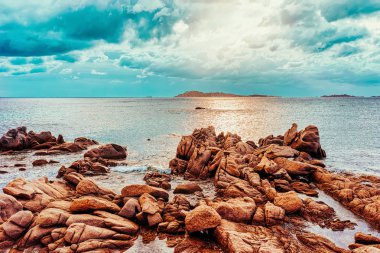 Capriccioli Sahili 'nde gün doğumu ve İtalya' daki Sardunya Adası 'nda Akdeniz' in Mavi Suları