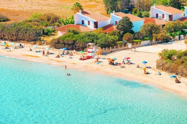 Chia Plajı ve İtalya'nın Güney Sardunya Bölgesindeki Cagliari eyaletinde Akdeniz'in Mavi Suları.
