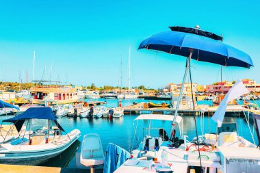 Tekneler ve Yaz aylarında İtalya'da Sardunya Adası'nda Akdeniz'in Mavi Suları Körfezi'nde Villasimius Güzel Limanı. Cagliari bölgesi.