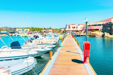 Tekneler ve Güzel Marina Villasimius Sardunya Adası'nda Akdeniz'in Mavi Sular Körfezi'nde, Yaz aylarında İtalya'da. Cagliari bölgesi.