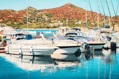 Yaz aylarında İtalya'nın Sardunya Adası'nda Akdeniz'in Mavi Suları Körfezi'nde Villasimius Güzel Marina Tekneler. Cagliari bölgesi.