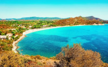 Yaz aylarında Sardunya Adası'nda Akdeniz'de Mavi Sular Körfezi'nde Güzel Villasimius Plajı Shore, İtalya. Cagliari bölgesi.