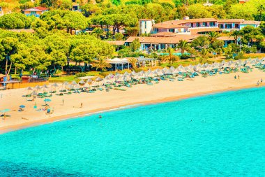 Yaz aylarında İtalya'nın Sardunya Adası'nda Akdeniz'in Mavi Suları Körfezi'nde Güzel Villasimius Plajı Sahili. Cagliari bölgesi.