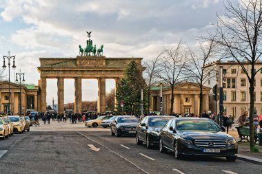 Berlin, Almanya - 8 Aralık 2017: Brandenburg Gate Building in Berlin, Almanya