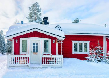 Rovaniemi, Finlandiya - 3 Mart 2017: Noel'de Finlandiya'nın Laponya'daki Finlandiya Saami Çiftliği'nde Kış Kar Ormanlarında Rahat Ev. Kuzey Kutup Kutbu'nda.