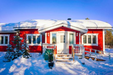 Rovaniemi, Finlandiya - 5 Mart 2017: Noel'de Finlandiya'nın Başkenti Laponya'daki Finlandiya'daki Saami Çiftliği'nde Kış Kar Ormanlarında Rahat Ev. Kuzey Kutup Kutbu'nda.