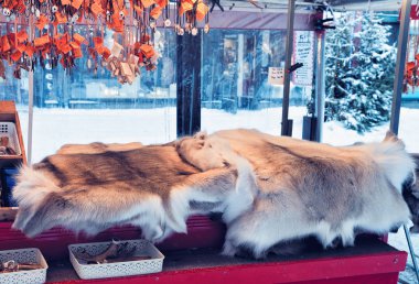 Rovaniemi, Finlandiya - 2 Mart 2017: Finlandiya Noel Pazarı'nda reindeer kürkü ve boynuzları gibi Kış saami hediyelik eşyaları, Rovaniemi, Finlandiya Laponya. Kuzey Kutup Kutbu'nda.