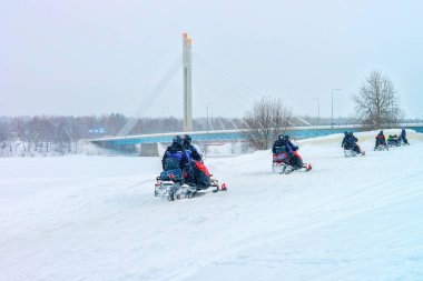 Rovaniemi, Finlandiya - 2 Mart 2017: Kış Finlandiya'da Kar Motosikleti İnsanlar, Noel'de Lapland. Soğuk Mevsimde Ekstrem Spor Aktivitesi ve Rekreasyon. Kar Mobil Araç Sürücüsü
