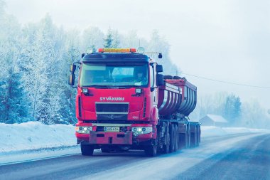 Rovaniemi, Finalnd - 7 Mart 2017: Finlandiya, Lapland'da Kar Kış Yolunda Kamyon.