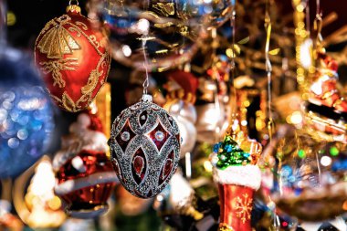 Kış Berlin, Almanya Gendarmenmarkt Gece Pazarında Cam Noel Ağacı Süslemeleri. El Sanatları Ürünleri ile Advent Fuarı ve Çarşı Tezgahları.