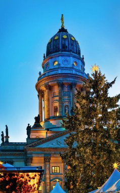 Winter Berlin, Almanya'da Gendarmenmarkt'ta Gece Noel Pazarı. Çarşıda El Sanatları Öğeleri ile Advent Fuar Dekorasyon ve Tezgahlar.