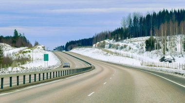 Laponya 'daki Soğuk Finlandiya' da kar ormanlarında kış yolu.