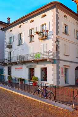 Ascona, İsviçre - 23 Ağustos 2016: Hotel Ascona Lake Maggiore üzerinde pahalı beldesinde canton Ticino İsviçre evinde.