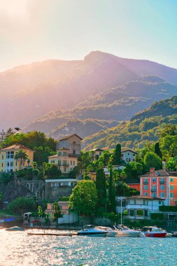 Ascona, İsviçre - 23 Ağustos 2016: Ticino, İsviçre'deki Maggiore Gölü'ndeki Ascona'daki lüks tatil beldesinin iskelesinde motorlu tekneler.