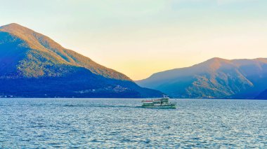 Ascona, İsviçre - 23 Ağustos 2016: Ticino, İsviçre'deki Maggiore Gölü'ndeki Ascona'daki lüks tatil beldesinin iskelesinde yolcu feribotu.