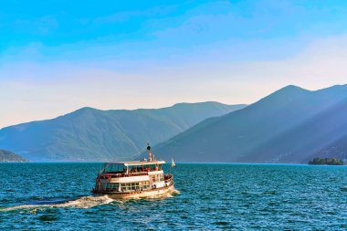 Ascona, İsviçre - 23 Ağustos 2016: İsviçre'de Ticino kantonundaki Maggiore Gölü üzerindeki Ascona'daki lüks tatil beldesinde yolcu feribotu.