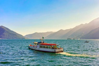 Ascona, İsviçre - 23 Ağustos 2016: İsviçre'de Ticino kantonundaki Maggiore Gölü'ndeki Ascona'daki lüks tatil beldesinin iskelesinde yolcu feribotu.