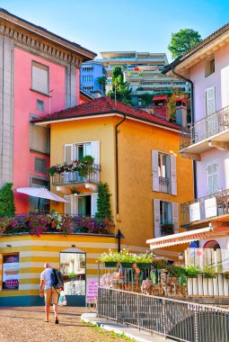 Ascona, İsviçre - 23 Ağustos 2016: Sokakları Ascona, İsviçre'nin Ticino canton içinde Lake Maggiore mesire. Adam arka plan üzerinde.