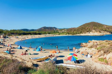 Chia, İtalya - 14 Eylül 2017: İnsanlar Chia plaj ve Bizanslılar deniz, Sardunya, İtalya