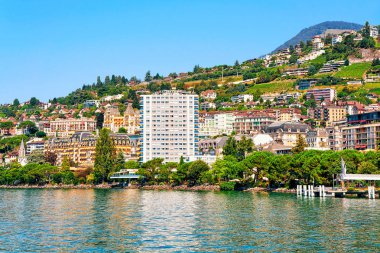 Montrö, İsviçre - 28 Ağustos 2016: Cenevre Gölü'ndeki Montrö şehrinin panoraması, Vaud kanton, İsviçre. Arka planda Alpler dağları