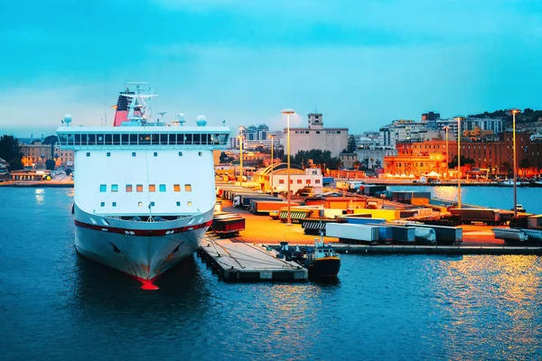 Kreuzfahrtschiff Und Container Mittelmeer Hafen Von Cagliari Sardinien Italien — Stockfoto