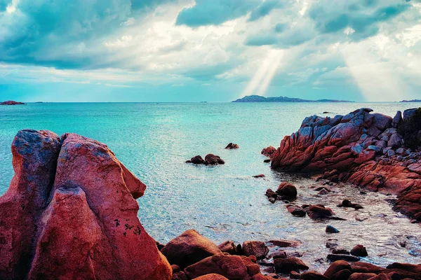 Sonnenaufgang Strand Von Capriccioli Und Das Blaue Wasser Des Mittelmeeres — Stockfoto