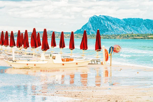 Umbrellas Cinta Beach Blue Waters Mediterranean Sea San Teodoro Sardinia — Stock Photo, Image