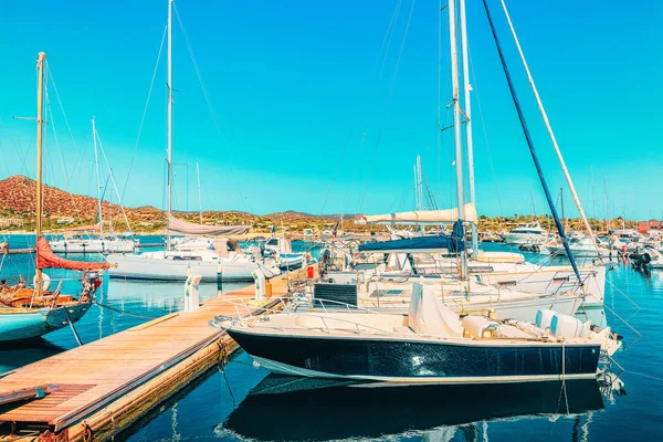 Barcos Belo Porto Villasimius Baía Das Águas Azuis Mar Mediterrâneo — Fotografia de Stock