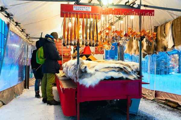 Rovaniemi Finlandia Maret 2017 Orang Orang Winter Saami Souvenirs Street — Stok Foto