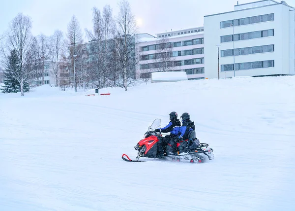 Rovaniemi Finnland März 2017 Menschen Auf Motorschlitten Und Winter Finnland — Stockfoto