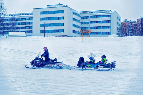 Rovaniemi Finland Mars 2017 Människor Snöskoter Och Släde Vinter Finland — Stockfoto