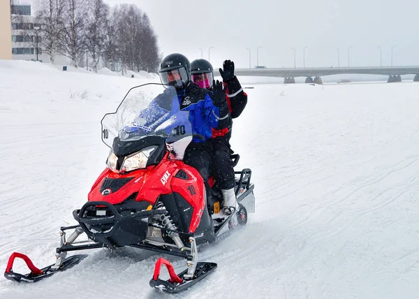 Rovaniemi Finlândia Março 2017 Mulher Homem Snow Mobile Inverno Finlândia — Fotografia de Stock
