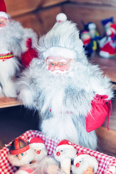 冬季萨米纪念品 如芬兰拉普兰Rovaniemi的芬兰圣诞市场上的驯鹿毛制圣诞老人 在北极地区 — 图库照片