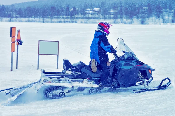 Homem Snowmobile Inverno Finlândia Lapônia Natal Atividades Esportivas Extremas Recreação — Fotografia de Stock