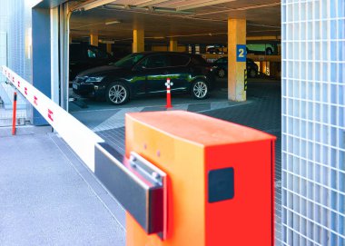 Vilnius, Litvanya - 6 Haziran 2017: İş merkezinde modern otoparkKapısı geçişi. Vilnius