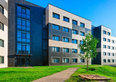 Vilnius, Litvanya - 30 Temmuz 2017: Diğer açık hava tesisleri gibi çocuk oyun alanı ile modern konut binası kompleksi. Tonda