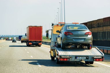 Circa Ostrava, Çek Cumhuriyeti - 30 Nisan 2018: Çek Cumhuriyeti'nde yolda araba taşıyıcısı