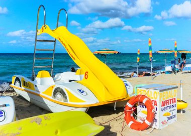 San Vito lo Capo, İtalya - 17 Eylül 2017: San Vito lo Capo sahilinde sarı kürekli tekne, Sicilya, İtalya