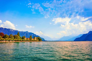 Vevey, İsviçre - 28 Ağustos 2016: Vevey Cenevre Gölü'nün dolgusu, İsviçre Rivierası. Arka planda Alpler dağları