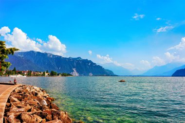 Vevey, İsviçre - 28 Ağustos 2016: Vevey'de Alpdağları ve Cenevre Gölü ile Riviera, Vaud kanton, İsviçre. Arka plandaki kişiler