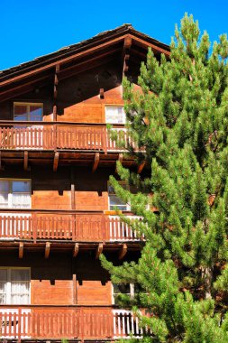 Zermatt, İsviçre - 24 Ağustos 2016: İsviçre 'de Zermatt tatil beldesinde balkonlu geleneksel İsviçre dağ evi