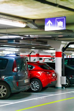 Zermatt, İsviçre - 24 Ağustos 2016: Yeraltı otopark ve Zermatt arabalara tren istasyonu