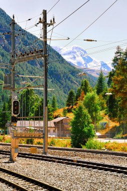 Zermatt, İsviçre - 24 Ağustos 2016: Zermatt, Valais, İsviçre 'deki demiryolu tren istasyonu ve peyzajı.