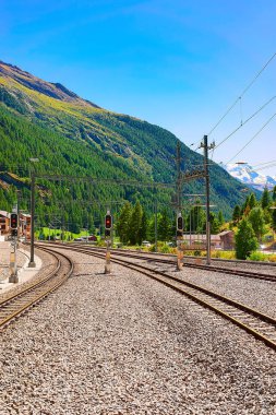 Zermatt, İsviçre - 24 Ağustos 2016: Zermatt, Valais, İsviçre 'deki tren istasyonu ve peyzaj.