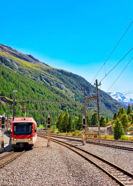 Zermatt, İsviçre - 24 Ağustos 2016: İsviçre 'deki Valais Kantonu, Zermatt' taki tren istasyonu.