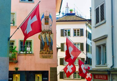 Zürih, İsviçre - 2 Eylül 2016: İsviçre 'nin eski Zürih kentindeki sokakta bayraklar
