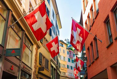 Zürih, İsviçre - 2 Eylül 2016: İsviçre 'nin eski Zürih kentindeki sokakta bayraklar