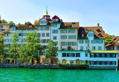 Zürih, İsviçre - 2 Eylül 2016: İsviçre 'nin Zürih kentindeki Limmat Nehri Rıhtımı' ndaki Tarihi Binalar. Arka plandaki insanlar