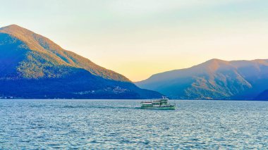 Maggiore Gölü'ndeki Ascona'daki lüks tatil beldesinin iskelesinde yolcu feribotu, Ticino, İsviçre.